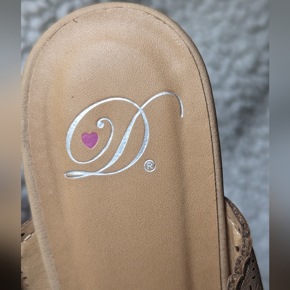 EUC Heart in D multi laser cut strap wedge heel tan faux leather scalloped edges - Picture 6 of 6